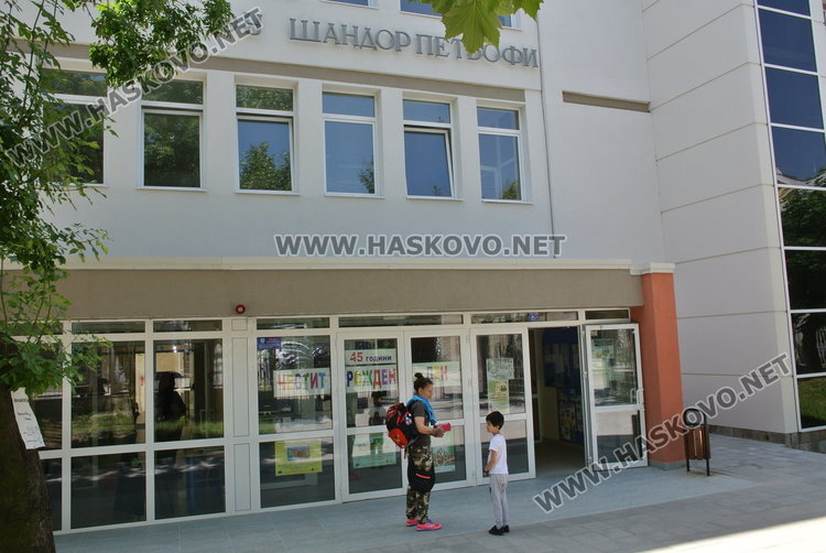 Жива охрана ще пази училище „Ш.Петьофи“ след серия вандалски набези в двора 