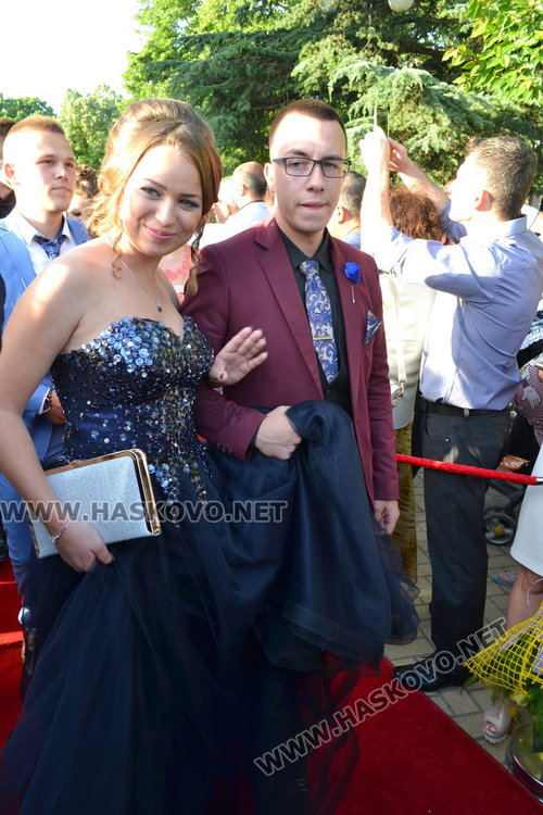 Випуск 2018 на ПМГ в пълен блясък на бала 