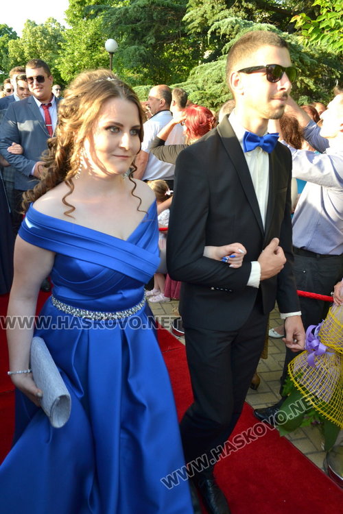 Випуск 2018 на ПМГ в пълен блясък на бала 