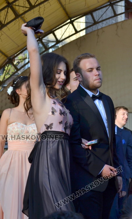 Випуск 2018 на ПМГ в пълен блясък на бала 