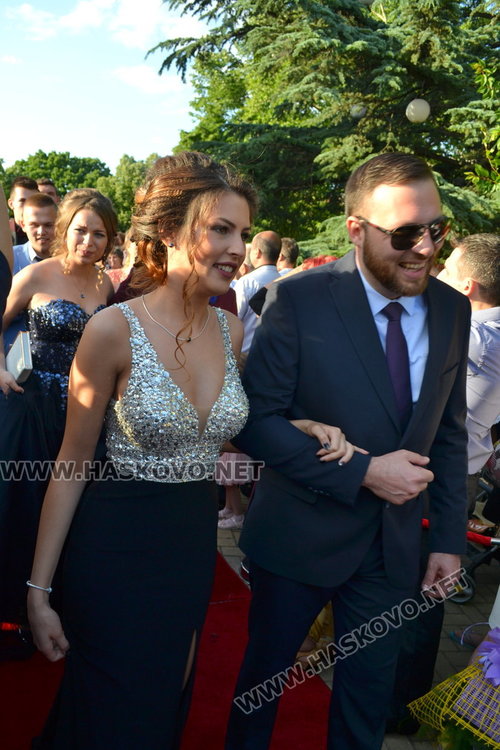 Випуск 2018 на ПМГ в пълен блясък на бала 