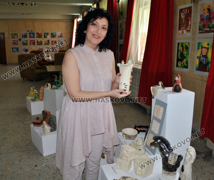 Цветя, очи и керамика показват в изложба възпитаниците на „Колорит“