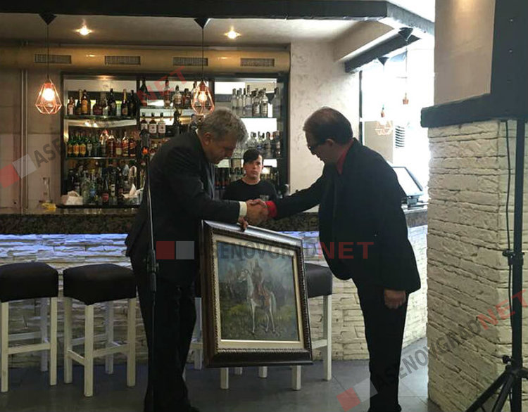 За празника: Манол Генов подари „Конницата на цар Иван Асен II” на Община Асеновград 