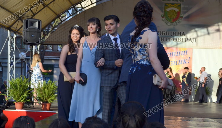 Випуск 2018 на ПМГ в пълен блясък на бала 