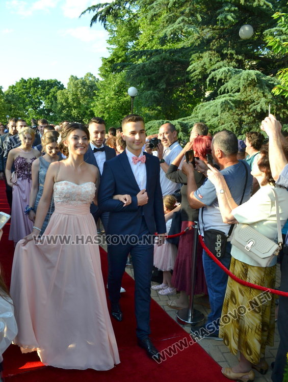 Випуск 2018 на ПМГ в пълен блясък на бала 