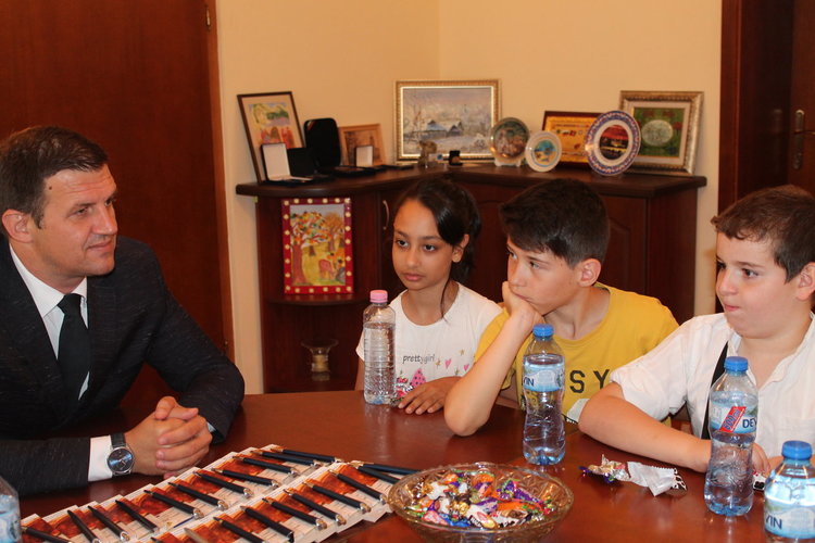 Ученици настояха пред областния управител за безплатен басейн в Хасково