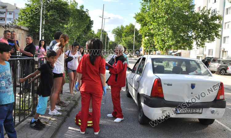 Шофьор разби новото си Субару в спираща на „зебра“ кола