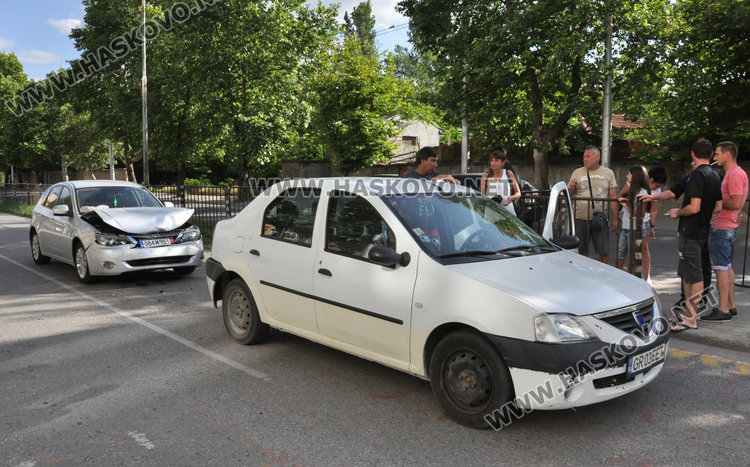 Шофьор разби новото си Субару в спираща на „зебра“ кола