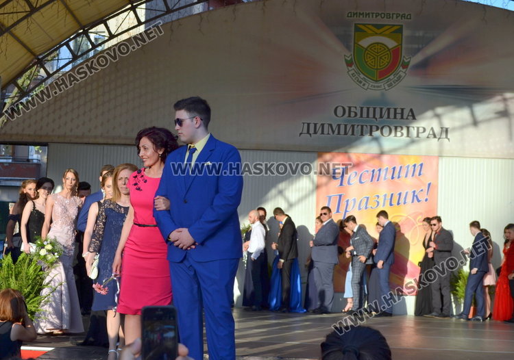 Випуск 2018 на ПМГ в пълен блясък на бала 