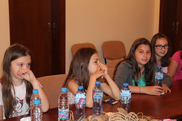 Ученици настояха пред областния управител за безплатен басейн в Хасково