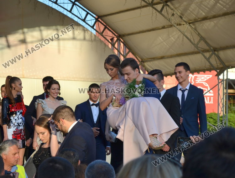 Випуск 2018 на ПМГ в пълен блясък на бала 