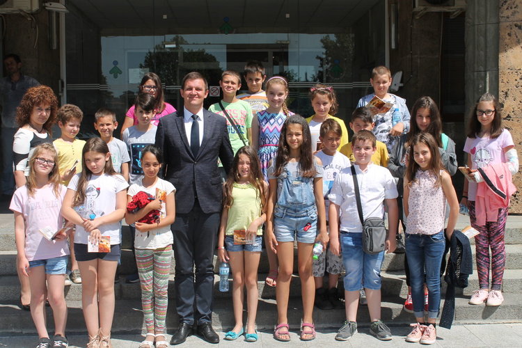 Ученици настояха пред областния управител за безплатен басейн в Хасково