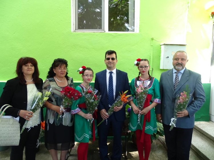 Евродепутатът Асим Адемов гостува на юбилея на училището в Аврен