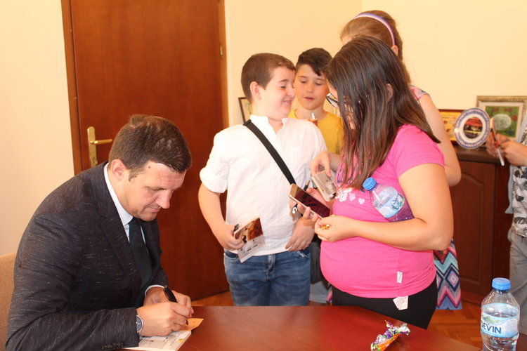 Ученици настояха пред областния управител за безплатен басейн в Хасково