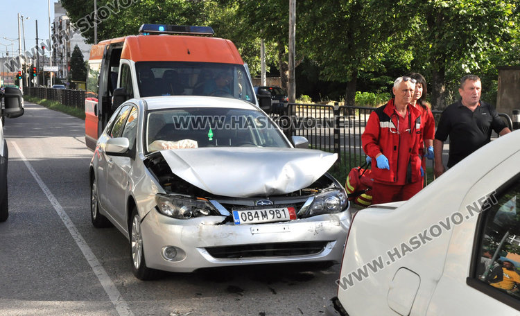 Шофьор разби новото си Субару в спираща на „зебра“ кола