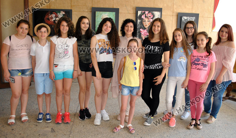 Цветя, очи и керамика показват в изложба възпитаниците на „Колорит“