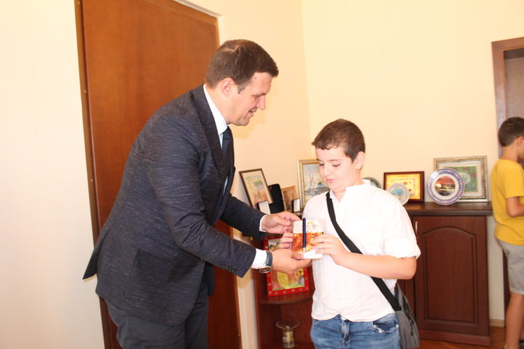 Ученици настояха пред областния управител за безплатен басейн в Хасково