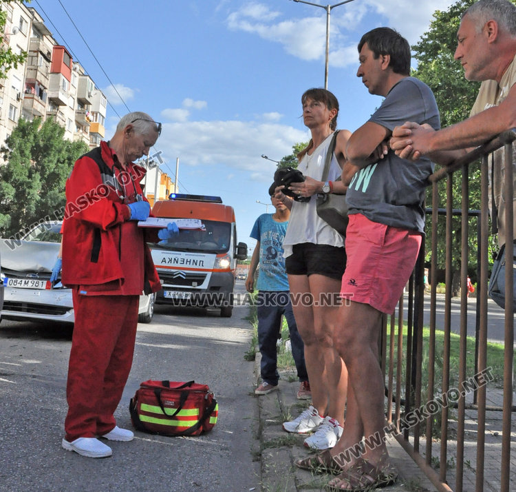 Шофьор разби новото си Субару в спираща на „зебра“ кола