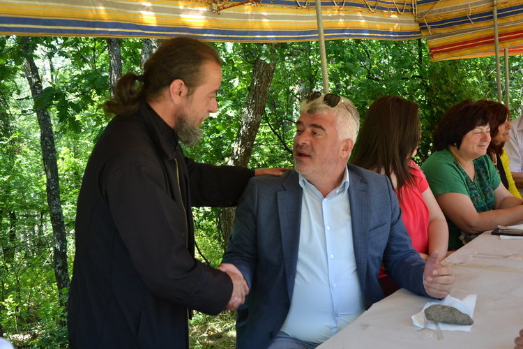 Момчилградчани се събраха на традиционния курбан край параклиса "Свети Дух"