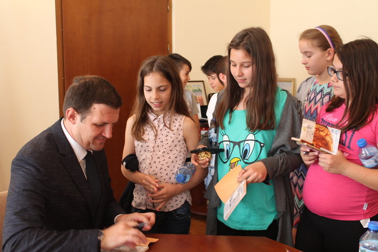 Ученици настояха пред областния управител за безплатен басейн в Хасково