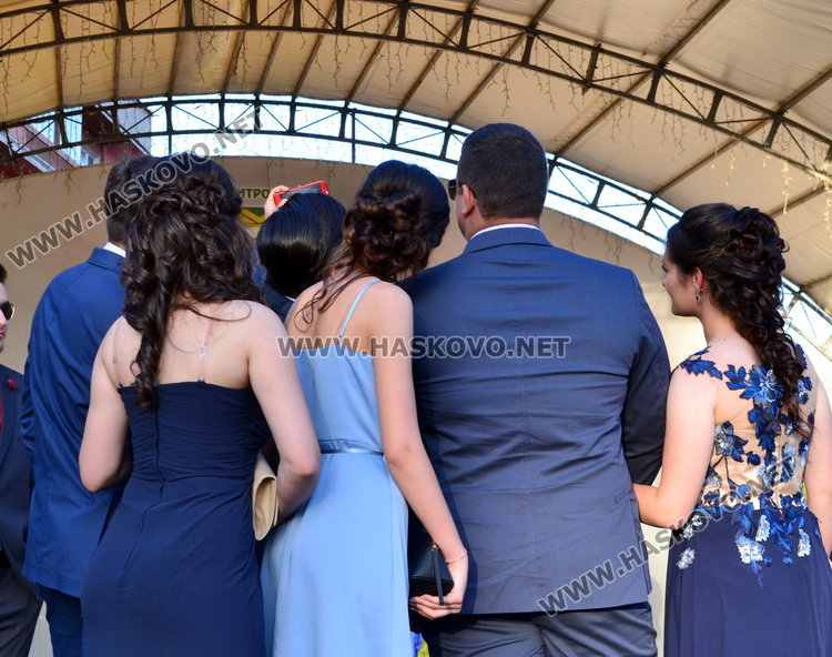 Випуск 2018 на ПМГ в пълен блясък на бала 