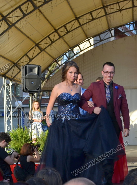 Випуск 2018 на ПМГ в пълен блясък на бала 