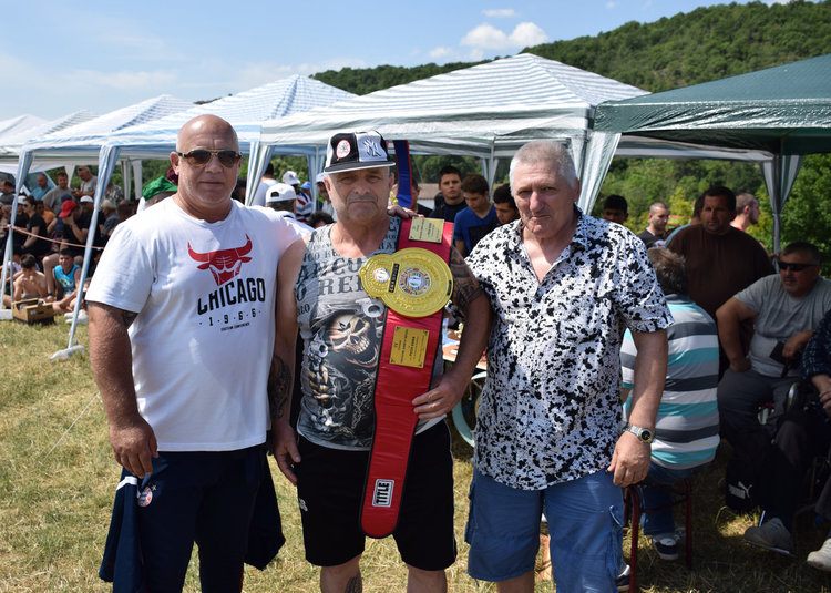 Кметът на Тополовград Божин Божинов (вляво) връчи златен пояс на Росен Бонев ( в средата)