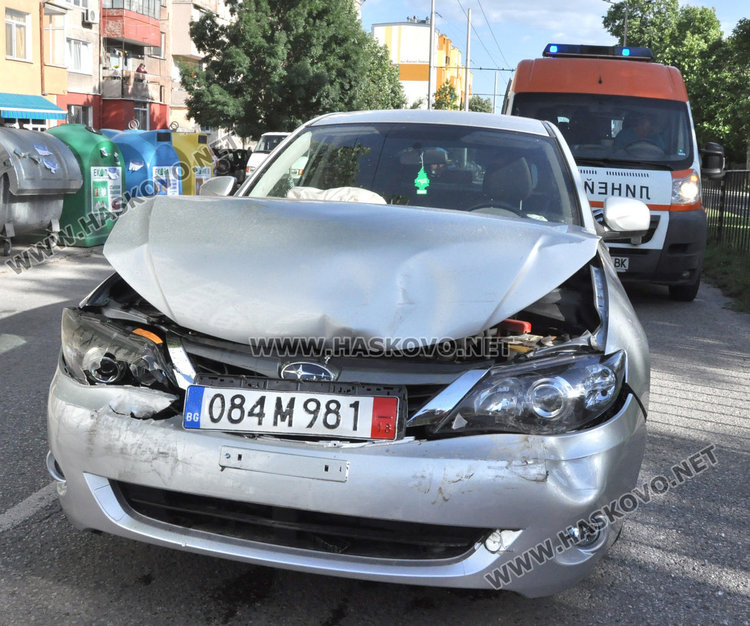 Шофьор разби новото си Субару в спираща на „зебра“ кола