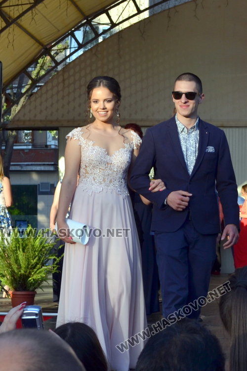 Випуск 2018 на ПМГ в пълен блясък на бала 