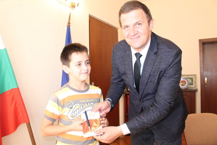 Ученици настояха пред областния управител за безплатен басейн в Хасково