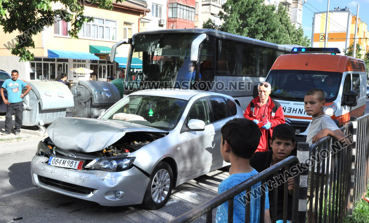 Шофьор разби новото си Субару в спираща на „зебра“ кола