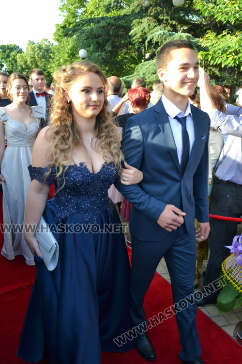 Випуск 2018 на ПМГ в пълен блясък на бала 