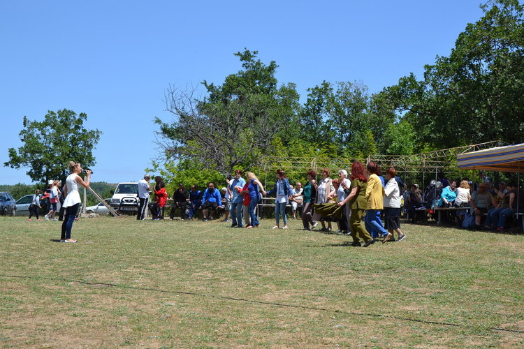 Момчилградчани се събраха на традиционния курбан край параклиса "Свети Дух"
