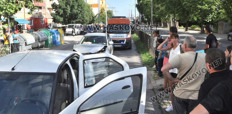 Шофьор разби новото си Субару в спираща на „зебра“ кола