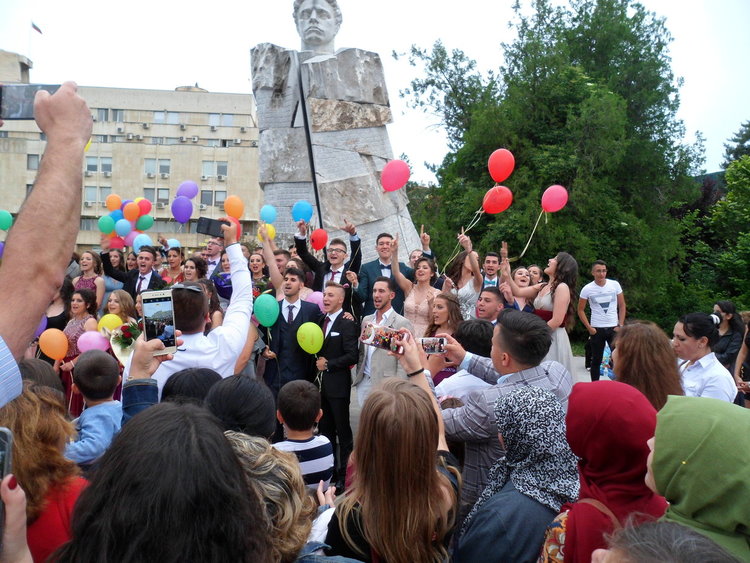 Випуск 2018 на „Паисий” си тръгна със собственоръчно изписани балони