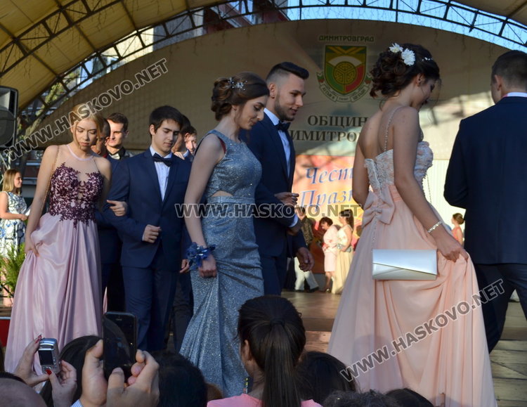 Випуск 2018 на ПМГ в пълен блясък на бала 