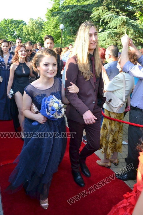 Випуск 2018 на ПМГ в пълен блясък на бала 