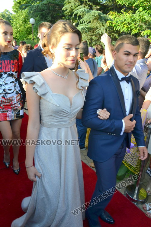 Випуск 2018 на ПМГ в пълен блясък на бала 