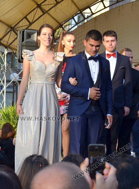 Випуск 2018 на ПМГ в пълен блясък на бала 