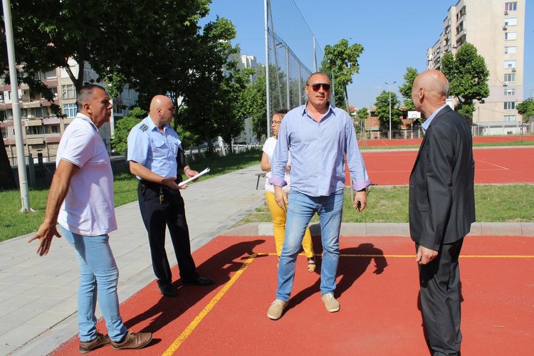 Жива охрана ще пази училище „Ш.Петьофи“ след серия вандалски набези в двора 