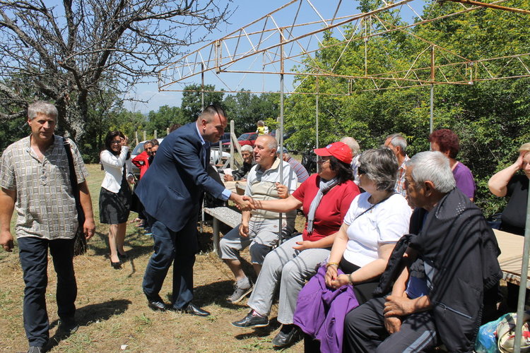 Областният управител Никола Чанев гостува на момчилградчани за Свети Дух