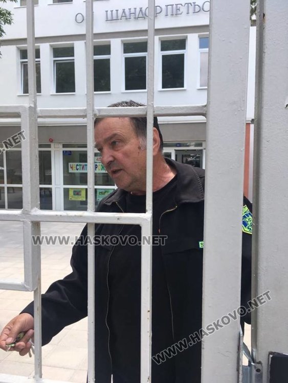 охранителят, който нито е реагирал на ситуацията, нито е съобщил своевременно за нея на училищното ръководство