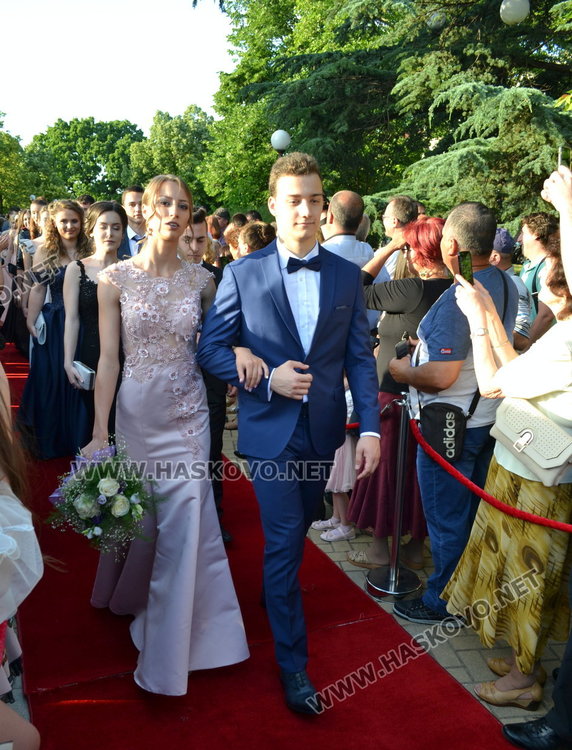 Випуск 2018 на ПМГ в пълен блясък на бала 