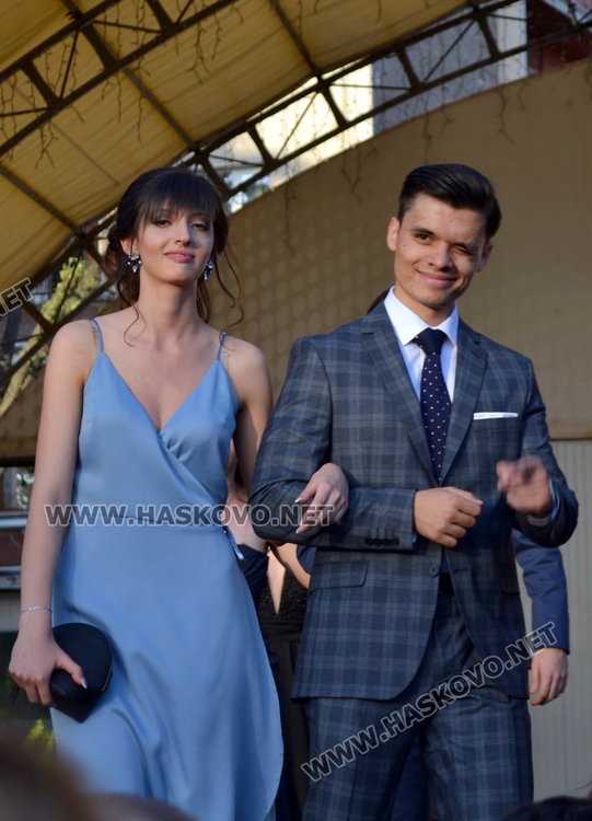 Випуск 2018 на ПМГ в пълен блясък на бала 