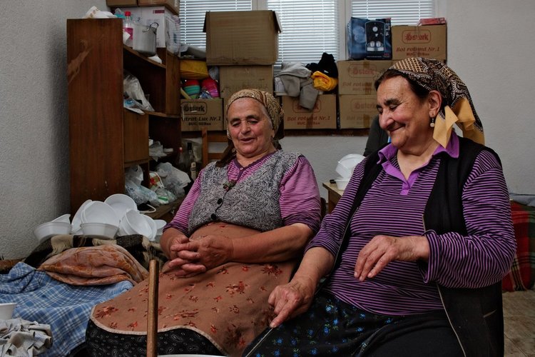 Жените от "майсторския клас" по приготвяне на кешкек за Предой в с. Кошница, в момент на почивка преди поредното зареждане на масите в читалището, където се провежда курбана. До момента са разсипали над 700 порции кешкек и овче кисело мляко, а е едва 13.30 ч. 6.06.2018 г, с. Кошница