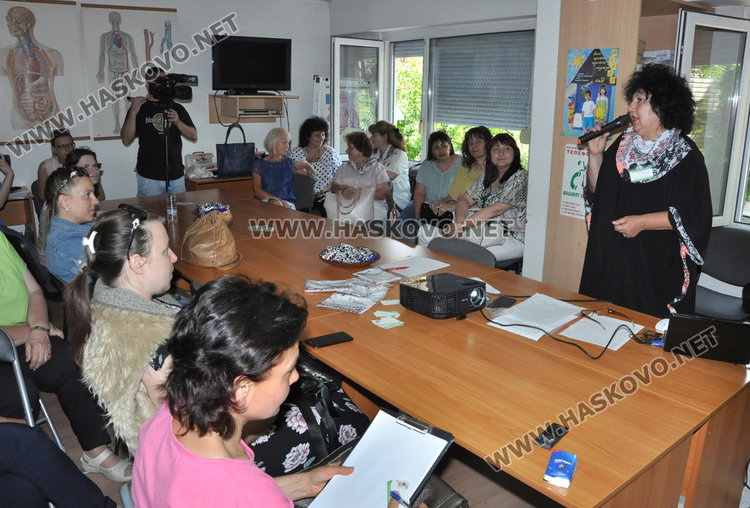 Акушерки с лекция пред бъдещи майки за подготовка за раждане 