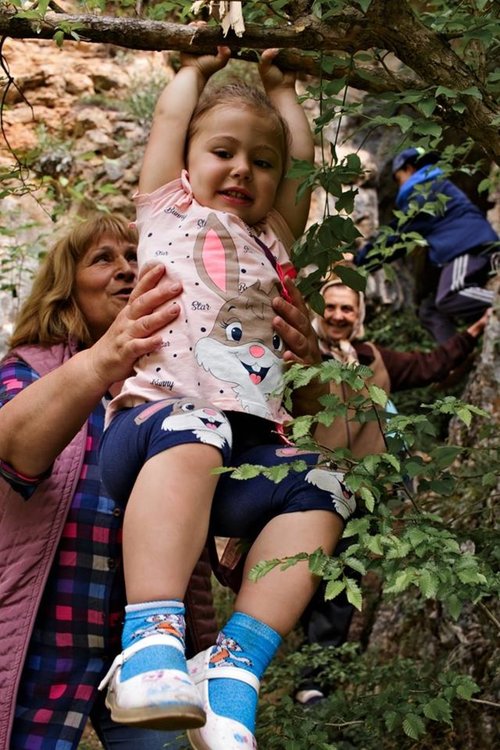 На слизане след провирането под скалното мостче, люлеенете на дивия дрян, вкоренил се в скалите, също е задължително - - за здраве и здрава година. Смилян, местността Дупка на 6 май тази година