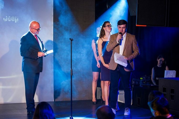 Д-р Александър Киряков (вдясно) с отличие в категория “Керамични възстановявания”