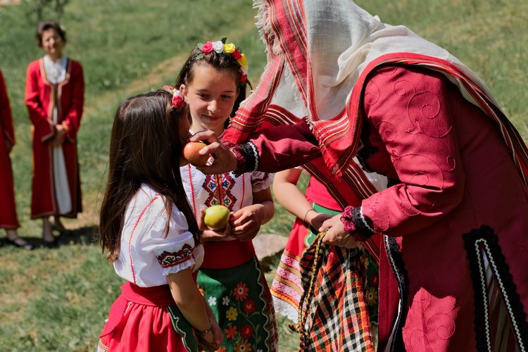 Обичай "Адрелез, с. Могилица. Възрастна жена обтрива лицата на малки момичета с ябълки и нарича "Да си здраво  като тази ябълка и да изкараш до като нея зимата до другия Гергьовден, да ти е румено личицесо,  да с пораснеш като дръвчето, дало есейа плодове, да си галено и ищено като здрав плод"