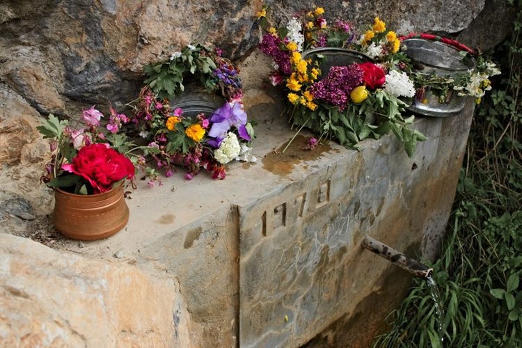 За Гергьовден менчето, в което наточваш от лековитите води трябва да е украсено - със здравец, божур, люляк, пролетни цветя